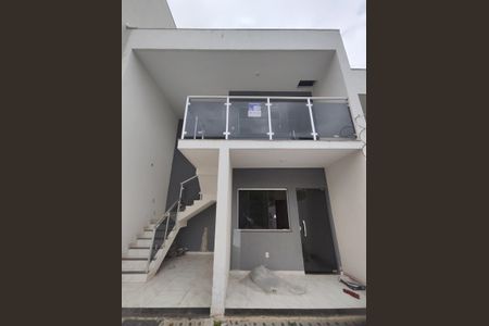 Casa à venda com 130m², 3 quartos e 2 vagas Casa à venda com 130m², 3 quartos e 2 vagasFachada