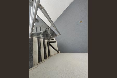 Casa à venda com 130m², 3 quartos e 2 vagas Casa à venda com 130m², 3 quartos e 2 vagasEscada