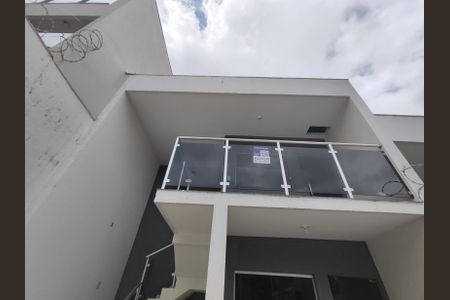 Casa à venda com 130m², 3 quartos e 2 vagas Casa à venda com 130m², 3 quartos e 2 vagasFachada