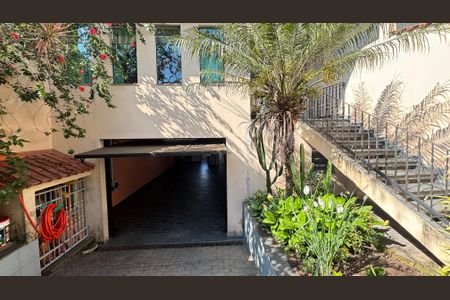 Casa à venda com 250m², 4 quartos e 6 vagasGaragem - Fachada