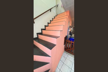 Casa à venda com 250m², 4 quartos e 6 vagasEscada