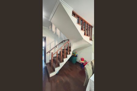 Casa à venda com 250m², 4 quartos e 6 vagasEscada