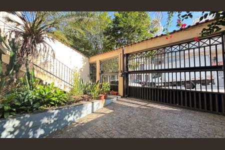 Casa à venda com 250m², 4 quartos e 6 vagasGaragem - Fachada