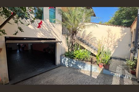 Casa à venda com 250m², 4 quartos e 6 vagasGaragem - Fachada