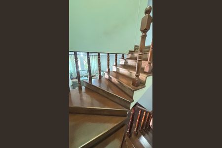 Casa à venda com 250m², 4 quartos e 6 vagasEscada