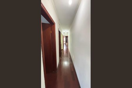 Casa à venda com 250m², 4 quartos e 6 vagasCorredor