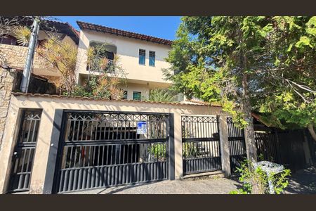 Casa à venda com 250m², 4 quartos e 6 vagasFachada