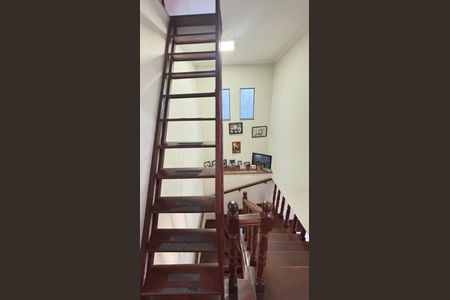 Casa à venda com 250m², 4 quartos e 6 vagasEscada Sótão