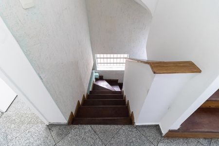 Casa à venda com 140m², 2 quartos e 2 vagasEscada