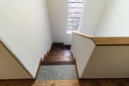 Casa à venda com 140m², 2 quartos e 2 vagasEscada