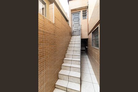 Casa à venda com 140m², 2 quartos e 2 vagasEscada