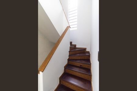 Casa à venda com 140m², 2 quartos e 2 vagasEscada