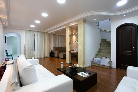 Casa à venda com 250m², 3 quartos e 3 vagasSala