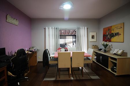 Casa à venda com 210m², 3 quartos e 2 vagasSala