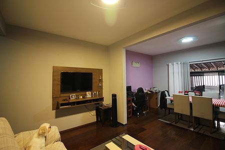 Casa à venda com 210m², 3 quartos e 2 vagasSala