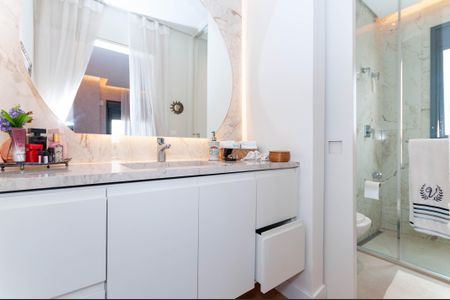 Apartamento à venda com 131m², 2 quartos e 3 vagas Apartamento à venda com 131m², 2 quartos e 3 vagasBanheiro do quarto 2 Suíte