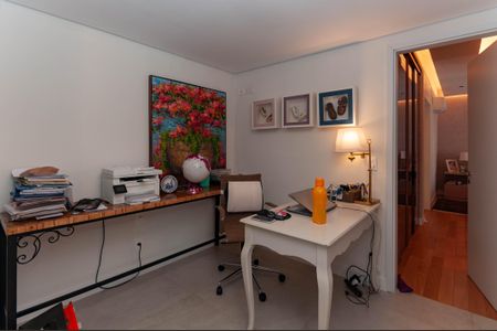 Apartamento à venda com 131m², 2 quartos e 3 vagas Apartamento à venda com 131m², 2 quartos e 3 vagasHome Office