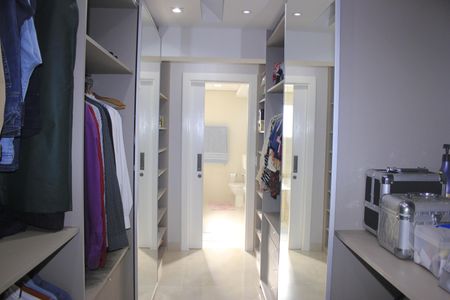 Apartamento à venda com 198m², 3 quartos e 3 vagasCloset da suíte 1