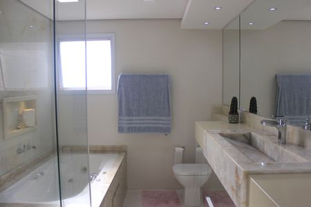 Apartamento à venda com 198m², 3 quartos e 3 vagasBanheiro do closet