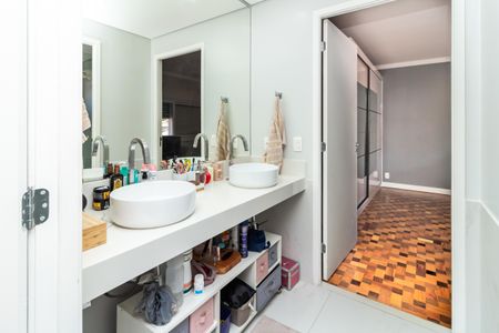 Casa à venda com 280m², 6 quartos e 6 vagasBanheiro da Suíte 2