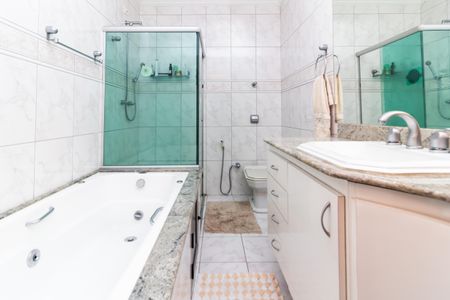 Casa à venda com 280m², 6 quartos e 6 vagasBanheiro da Suíte