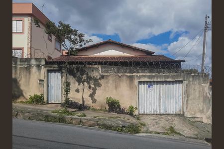 Casa à venda com 395m², 3 quartos e 4 vagas Casa à venda com 395m², 3 quartos e 4 vagasFachada