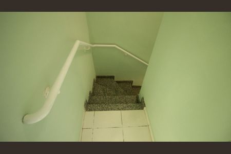 Casa de condomínio à venda com 90m², 2 quartos e 1 vaga Casa de condomínio à venda com 90m², 2 quartos e 1 vagaEscada