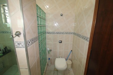 Casa à venda com 380m², 3 quartos e 7 vagasBanheiro da Suíte 2