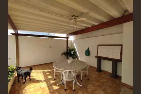 Casa à venda com 280m², 4 quartos e 5 vagasQuintal dos fundos