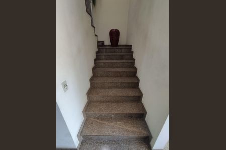 Casa à venda com 280m², 4 quartos e 5 vagasEscada