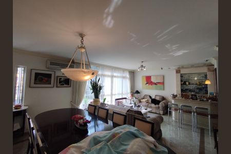 Casa à venda com 280m², 4 quartos e 5 vagasSala