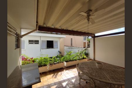 Casa à venda com 280m², 4 quartos e 5 vagasQuintal dos fundos