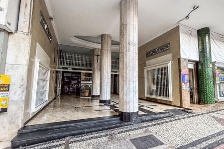 Apartamento à venda com 220m², 3 quartos e sem vaga Apartamento à venda com 220m², 3 quartos e sem vagaFachada