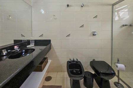 Apartamento para alugar com 500m², 5 quartos e 4 vagas Apartamento para alugar com 500m², 5 quartos e 4 vagasBanheiro da Suíte 2