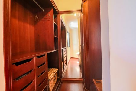Apartamento à venda com 138m², 4 quartos e 3 vagas Apartamento à venda com 138m², 4 quartos e 3 vagasCloset Suíte 1