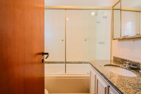 Apartamento à venda com 138m², 4 quartos e 3 vagas Apartamento à venda com 138m², 4 quartos e 3 vagasBanheiro Suíte 1