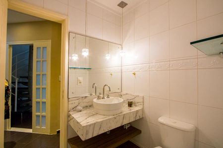 Casa de condomínio à venda com 133m², 3 quartos e 2 vagas Casa de condomínio à venda com 133m², 3 quartos e 2 vagasBanheiro social