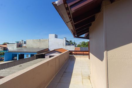 Casa à venda com 270m², 3 quartos e 3 vagas Casa à venda com 270m², 3 quartos e 3 vagasVaranda