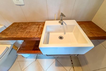 Casa de condomínio à venda com 342m², 3 quartos e 2 vagasBanheiro Social