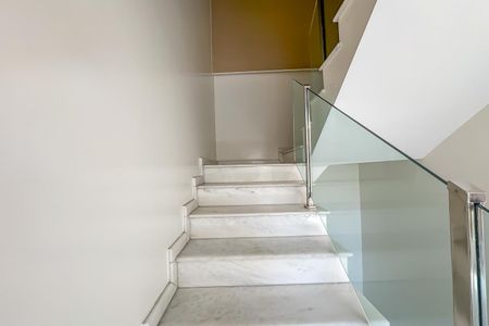 Casa de condomínio à venda com 342m², 3 quartos e 2 vagasEscada