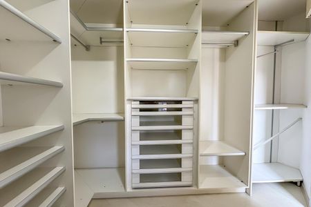 Casa de condomínio à venda com 342m², 3 quartos e 2 vagasCloset da Suíte 1