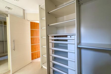 Casa de condomínio à venda com 342m², 3 quartos e 2 vagasCloset da Suíte 2