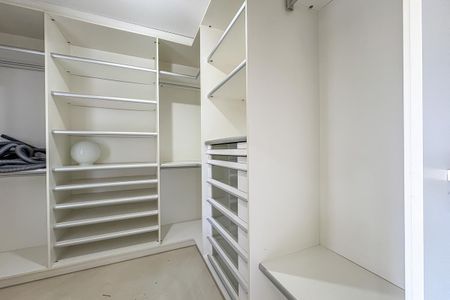 Casa de condomínio à venda com 342m², 3 quartos e 2 vagasCloset da Suíte 1