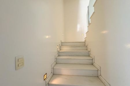 Casa de condomínio à venda com 342m², 3 quartos e 2 vagasEscada