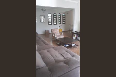 Casa à venda com 225m², 5 quartos e 4 vagas Casa à venda com 225m², 5 quartos e 4 vagasSala de TV