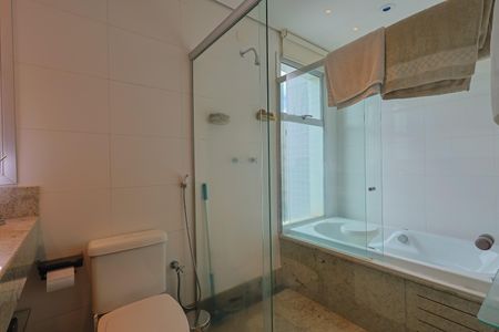 Apartamento à venda com 162m², 4 quartos e 6 vagasBanheiro da Suíte 1