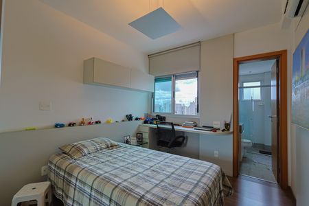 Apartamento à venda com 162m², 4 quartos e 6 vagas  Suíte 2