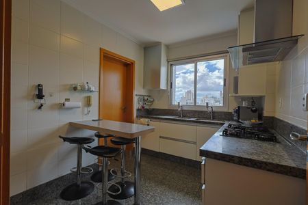 Apartamento à venda com 162m², 4 quartos e 6 vagasCozinha