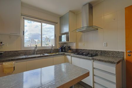 Apartamento à venda com 162m², 4 quartos e 6 vagasCozinha