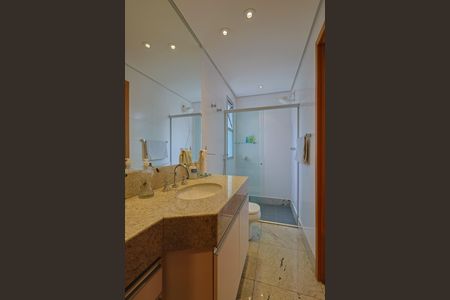 Apartamento à venda com 162m², 4 quartos e 6 vagasBanheiro dos Quartos 1 e 2